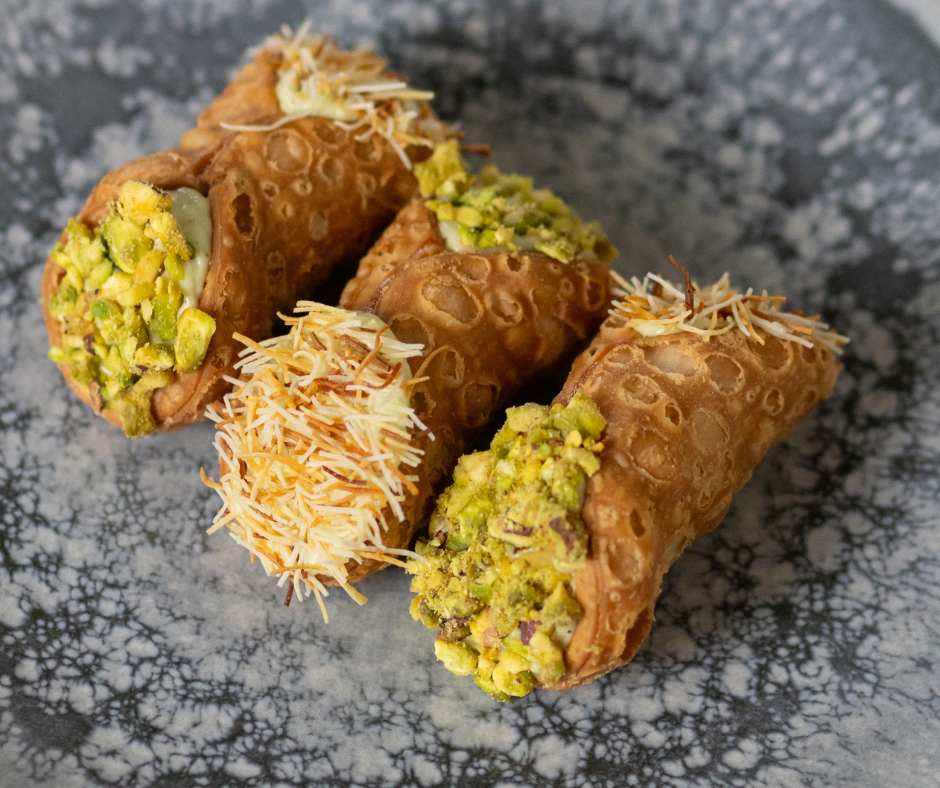 Saldūs cannoli su pistacijomis ir kadayifu tešla. 