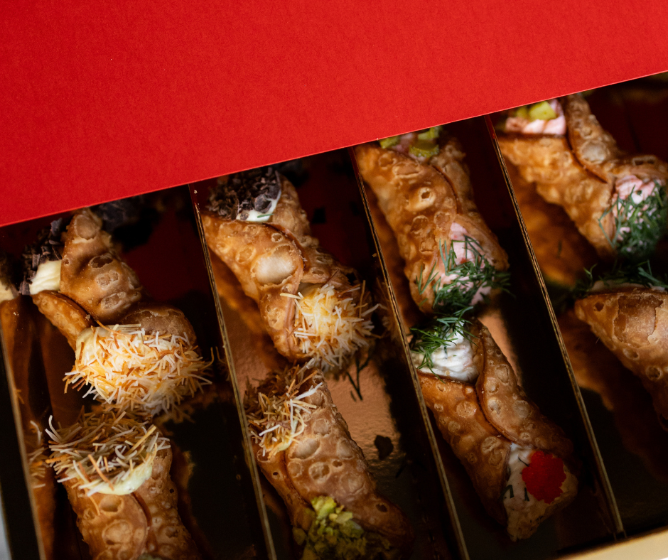 įvairių skonių cannoli - tiek sūrūs, tiek saldūs. 