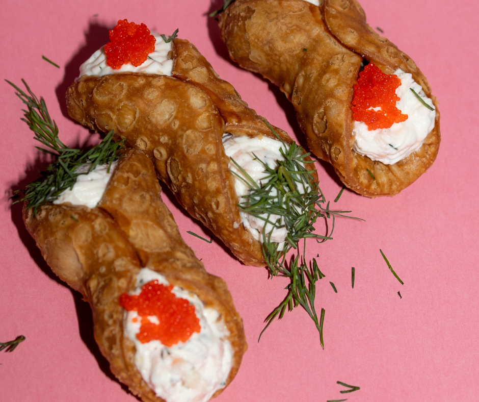 Sūrūs cannoli su ikrais ir krapais.